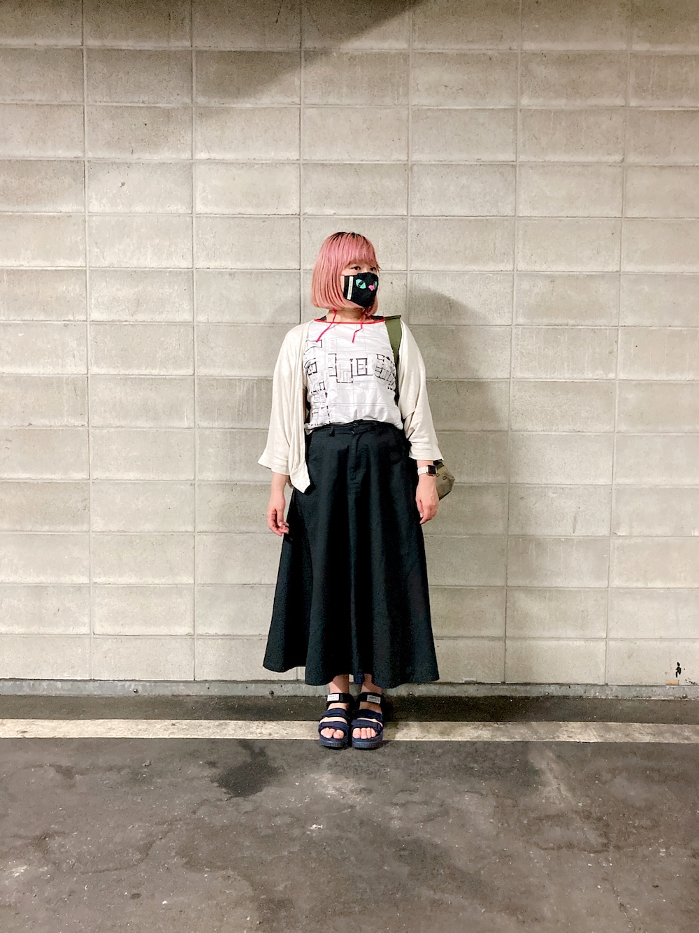 「大人カジュアル、今日のコーデ、カジュアル、大人女子、きれいめカジュアル、春コーデ、ブラック、いいね、save、フォローお願いします🤑、しまむら、オトナカワイイ、ラフ、ootd、ホワイト、スカートスタイル」｜「Gradual Rippleのアイテム（シャツ/ブラウス、ホワイト系）」を使った、さとこさんです。さん（レディース・165cm）の夏コーディネートの1枚目の写真