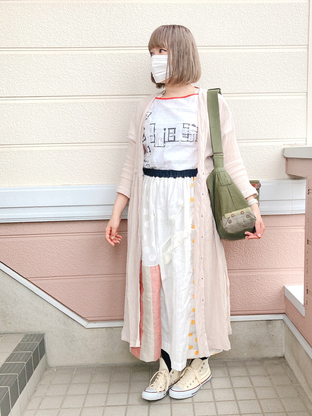 「春、オトナカジュアル、白、白コーデ、はるコーデ、春カラー、スニーカー、おしゃれさんと繋がりたい、ワントーンコーデ、UNIQLO、ベージュ、ナチュラル、いいね、save、フォローお願いします🤑、ワンピーススタイル、ロングワンピース」｜「Gradual Rippleのアイテム（シャツ/ブラウス、ホワイト系）」を使った、さとこさんです。さん（レディース・165cm）の春コーディネートの1枚目の写真