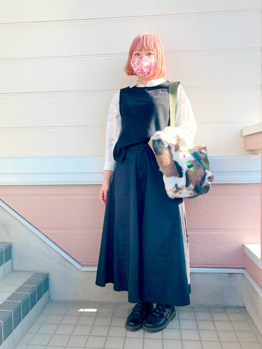 「黒、黒コーデ、黒スニーカー、黒ニット、黒白、カジュアルコーデ、ブラック、ブラックコーデ、ブラック×ホワイト、ブラックデニム」｜「Dr. MartensのDr.Martens / CORE 8065 MARY JANE_mtn（その他シューズ、ブラック系）」を使った、さとこさんです。さん（レディース・165cm）の春コーディネートの1枚目の写真