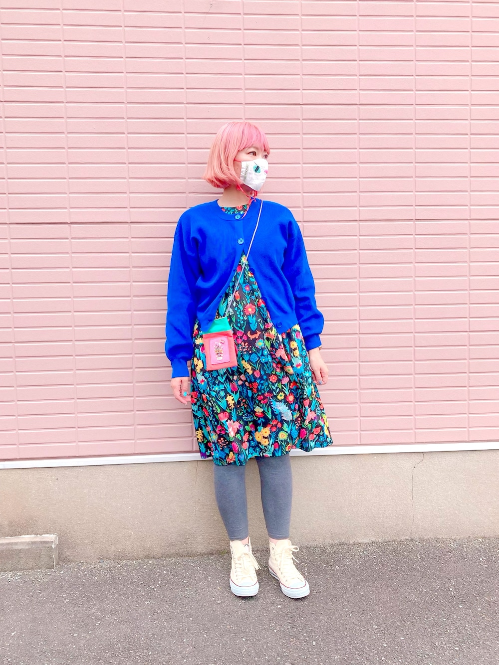 「ごきげんウィーク、大人カジュアル、カジュアルコーデ、夏コーデ、シンプル、大人かわいい、今日のコーデ、プチプラ、大人女子、高身長女子、青、青×白、青コーデ、スニーカー、コンバース」｜「Design Tshirts Store graniphのAラインボートネックワンピース(スプリングフラワーズ)(ブラック)（ワンピース、ブラック系）」を使った、さとこさんです。さん（レディース・165cm）の春コーディネートの1枚目の写真