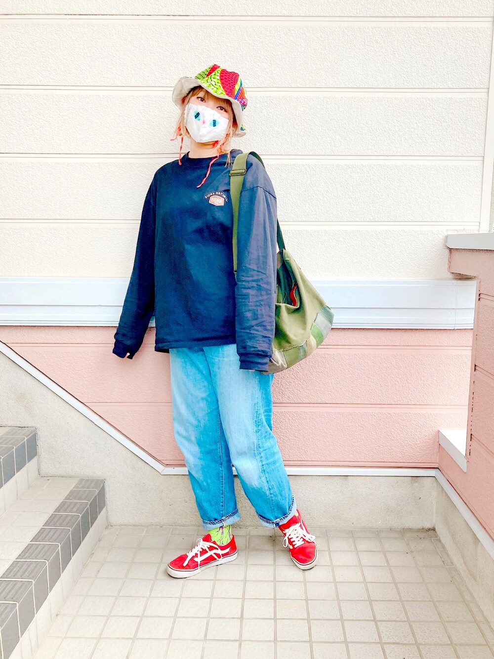 「春コーデ、大人カジュアル、プチプラ、ootd、きれいめカジュアル、いいね、save、フォローお願いします🤑、ラクチンコーデ、ハット、サウナ、デニム、デニムパンツ」｜「FREAK'S STOREのWEB限定 SIDRA バック刺繍 クルーネック ロングスリーブTEE/カットソー/ロンT（Tシャツ/カットソー、ブラック系）」を使った、さとこさんです。さん（レディース・165cm）の春コーディネートの1枚目の写真