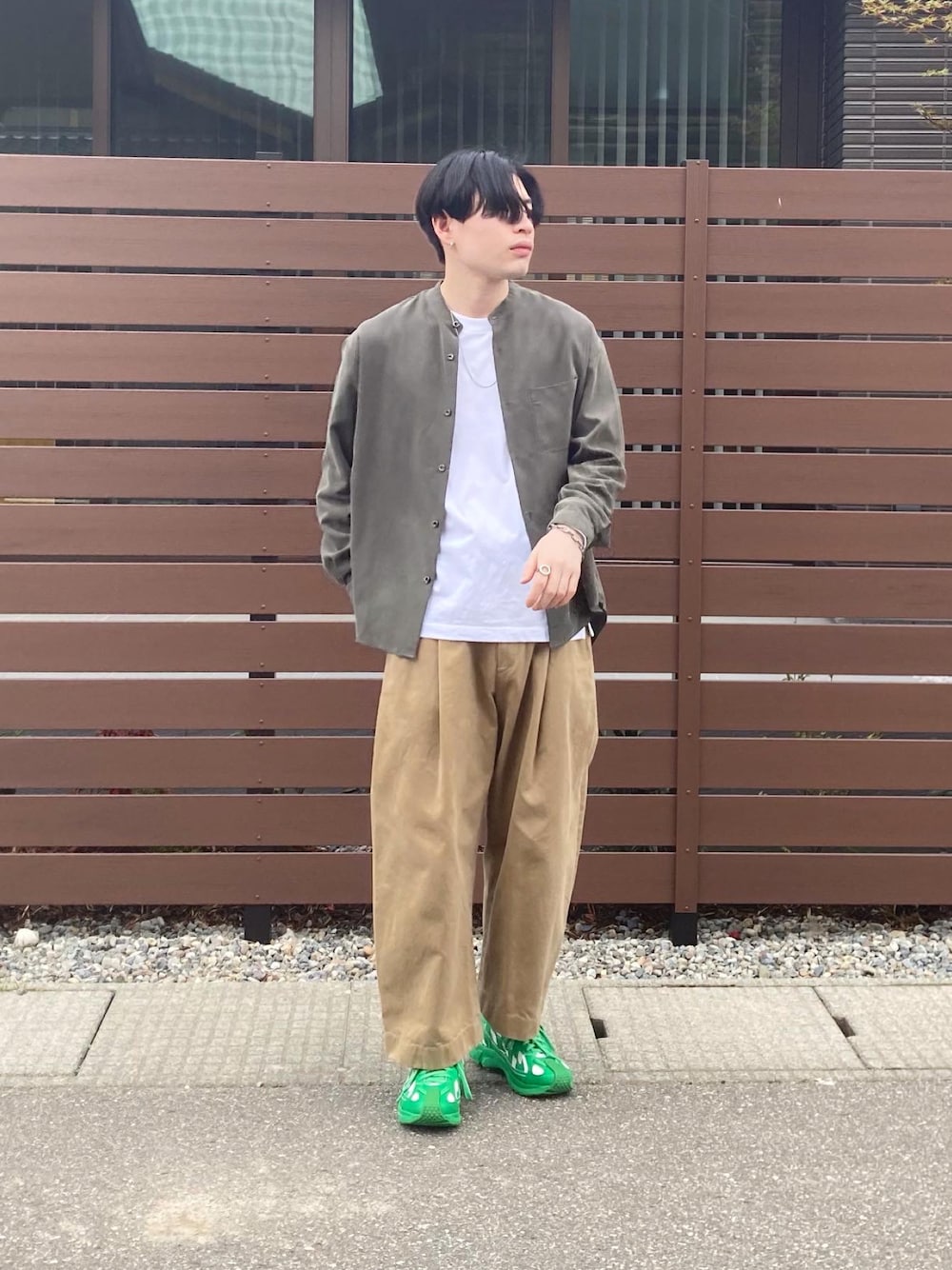 「春夏コーデ、今日のコーデ、お洒落さんとつながりたい、きれいめカジュアル、大人カジュアル、春服みてみて、春服、はるコーデ、スニーカーコーデ、チノパン、グリーンコーデ、グリーンスニーカー」｜「UNIQLOのソフトタッチクルーネックT（長袖）（Tシャツ/カットソー、ホワイト系）」を使った、mimumimuさん（メンズ・169cm）の春コーディネートの1枚目の写真