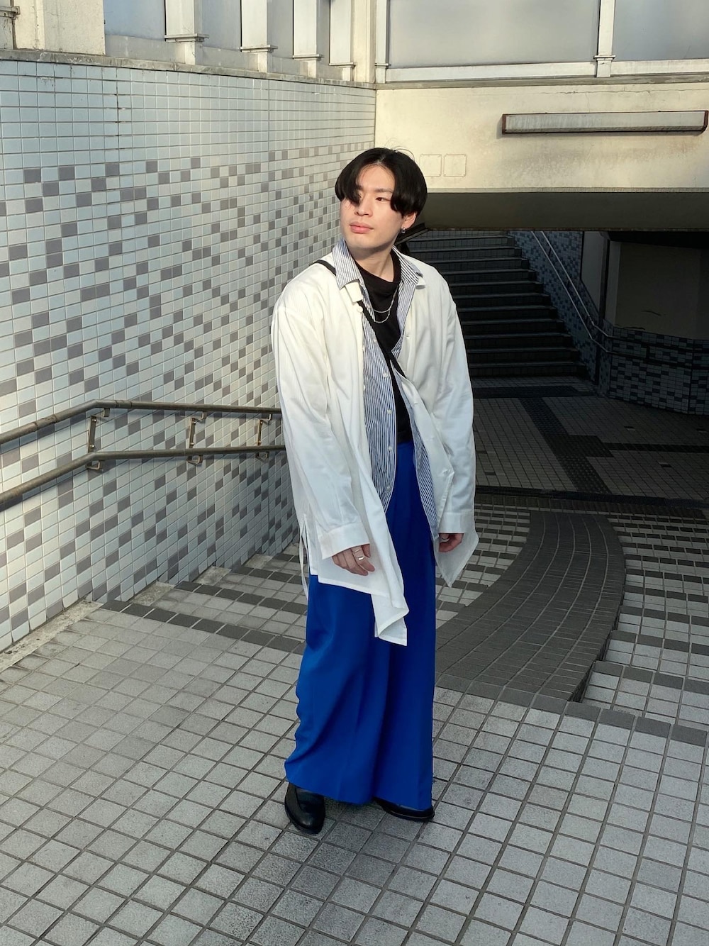 「春、おしゃれさんと繋がりたい、オトナカジュアル、休日スタイル、ビッグシルエット、メンズコーデ、ootd、今日のコーデ、レイヤードスタイル、カラーパンツ、カラーコーデ、白シャツ、ﾌﾞﾙｰﾊﾟﾝﾂ」｜「UNIQLOのエクストラファインコットンオーバーサイズロングシャツ（ストライプ・長袖）（シャツ/ブラウス、ブルー系）」を使った、mimumimuさん（メンズ・169cm）の春コーディネートの1枚目の写真