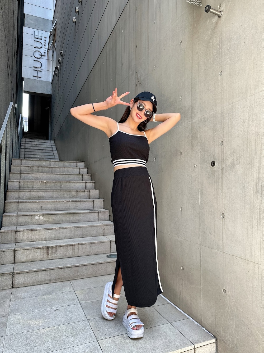 ホワイト系のサンダルを着用したレディースの夏コーディネートの1枚目の写真