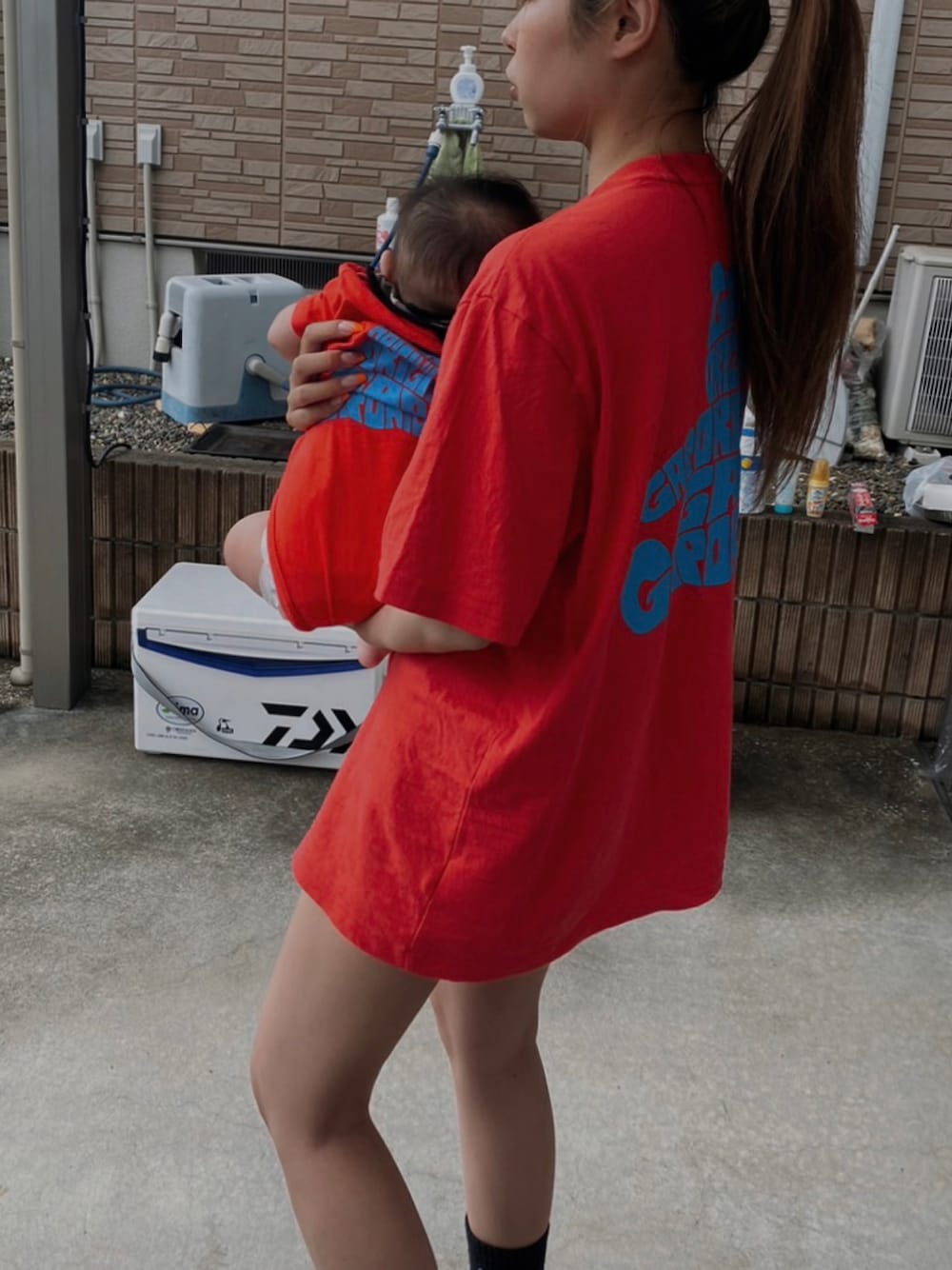 「親子コーデ、親子でおそろい、親子リンク、ママコーデ、ベビーコーデ、リンクコーデ、BBQ、カラーコーデ、GAP、GAPbaby、赤、ゆるコーデ、Tシャツ、カラーTシャツ、ゆったりコーデ」｜「GAPのブラナンベア ポケットTシャツ(ユニセックス)（Tシャツ/カットソー、レッド系）」を使った、𝐌𝐈𝐒𝐀𝐊𝐈さん（レディース・156cm）の春コーディネートの1枚目の写真