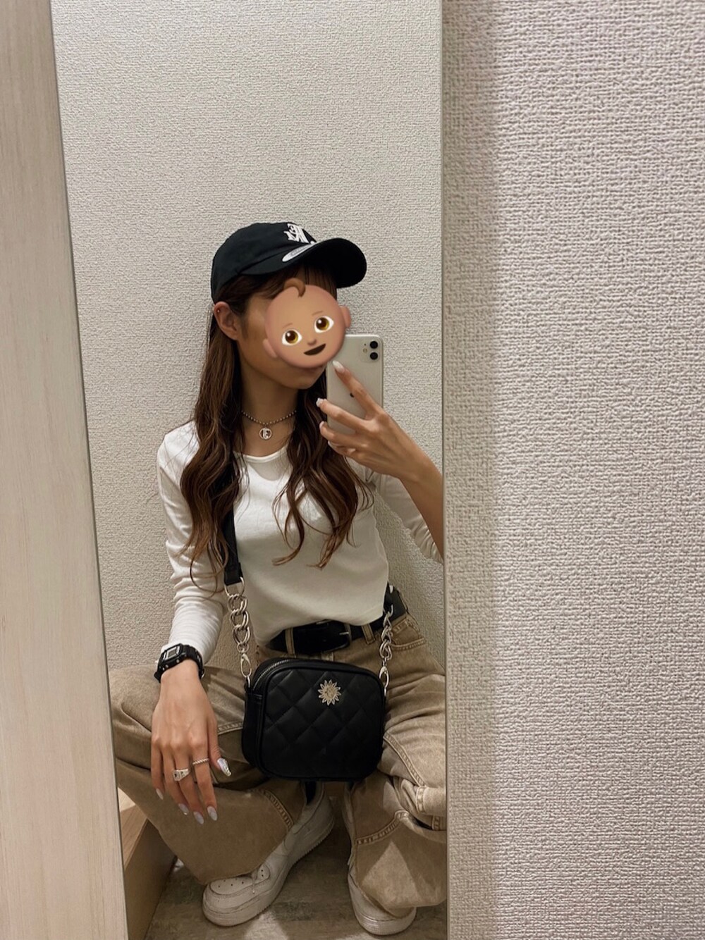 「今日のコーデ、秋のコーデ、大人女子、Juemi、EVRIS、お洒落さんとつながりたい、ナイキ、スポーツミックス、ワントーンコーデ、シンプルコーデ」｜「EVRISのBASICクロップドロングスリーブTEE（Tシャツ/カットソー、ホワイト系）」を使った、𝐌𝐈𝐒𝐀𝐊𝐈さん（レディース・156cm）の秋コーディネートの1枚目の写真