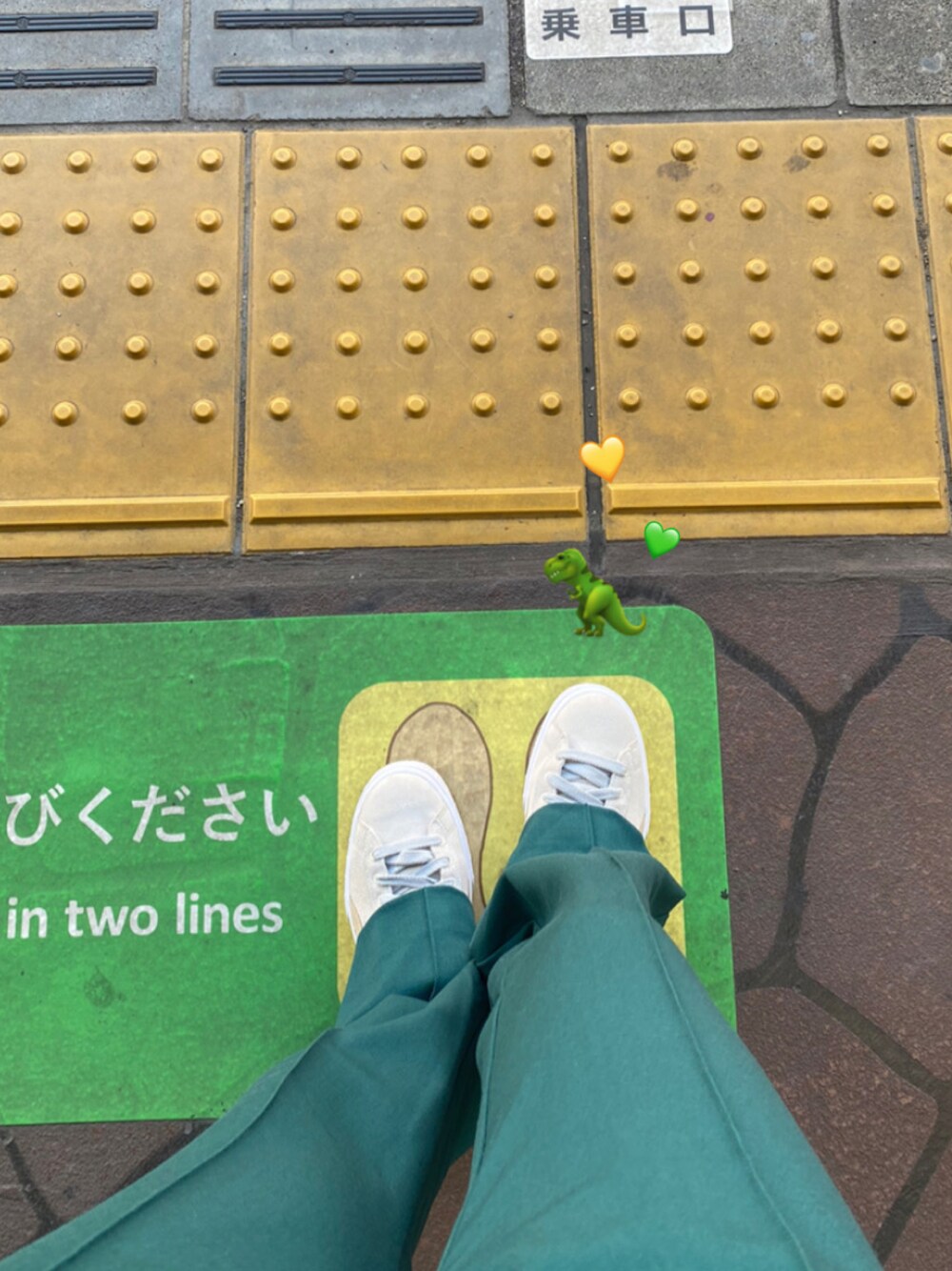 「PUMA、スニーカー、カラーパンツ、グリーン、グリーンパンツ、厚底、おしゃれさんと繋がりたい、今日のコーデ、カラーコーデ、SLY」｜「PUMAの【PUMA】ﾒｲｽﾞ ﾘｭｸｽ（スニーカー、ベージュ系）」を使った、𝐌𝐈𝐒𝐀𝐊𝐈さん（レディース・156cm）の冬コーディネートの1枚目の写真