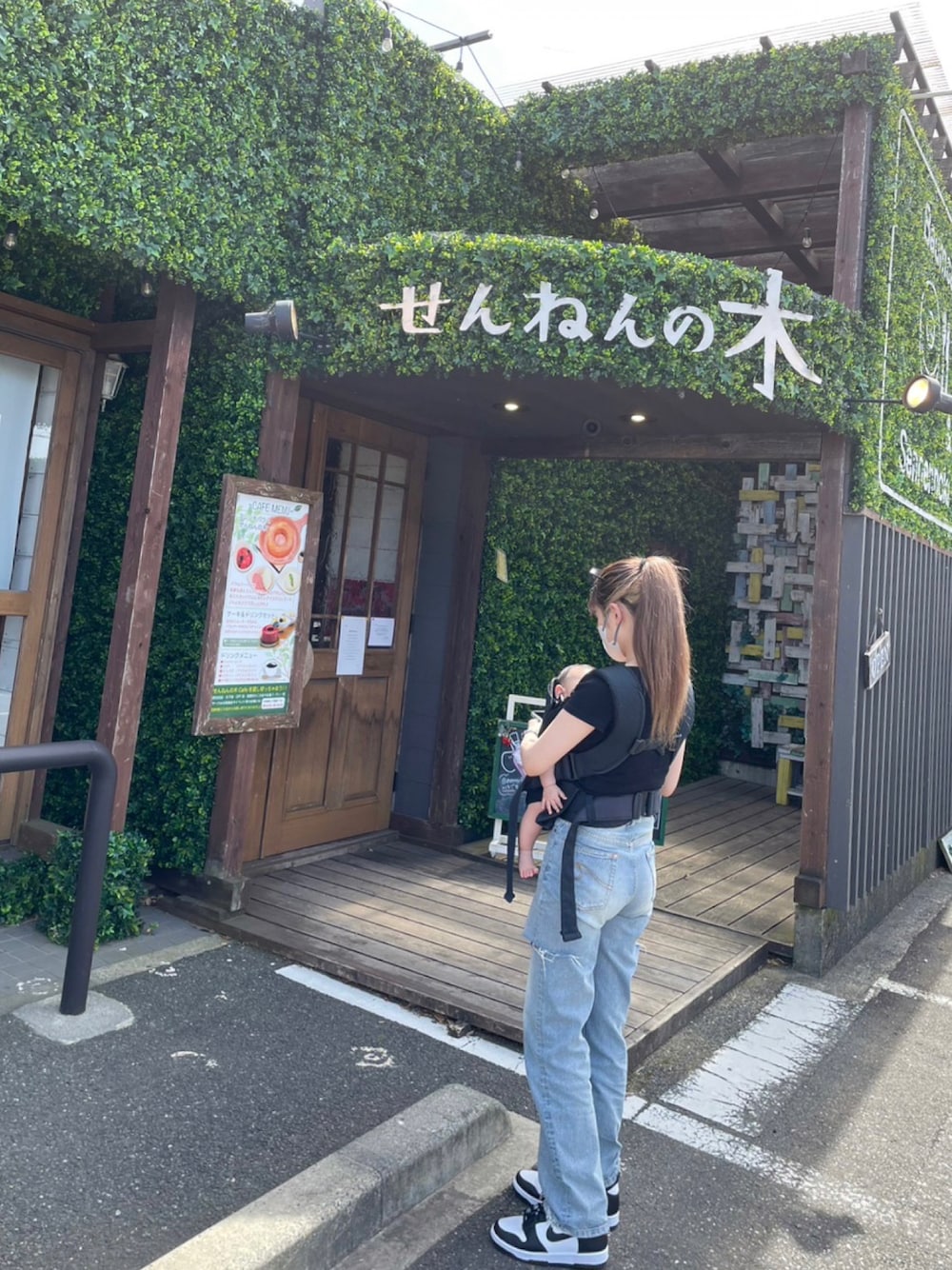 「GYDA、searoomlynn、ナイキ、デニム、ダンク ハイ、スニーカー、モノトーン、シンプルコーデ、ママコーデ、ポニーテール、大人カジュアル、おしゃれさんと繋がりたい、春服コーデ、初夏コーデ、パンツスタイル」｜「GYDAのアイテム（Tシャツ/カットソー、ブラック系）」を使った、𝐌𝐈𝐒𝐀𝐊𝐈さん（レディース・156cm）の春コーディネートの1枚目の写真