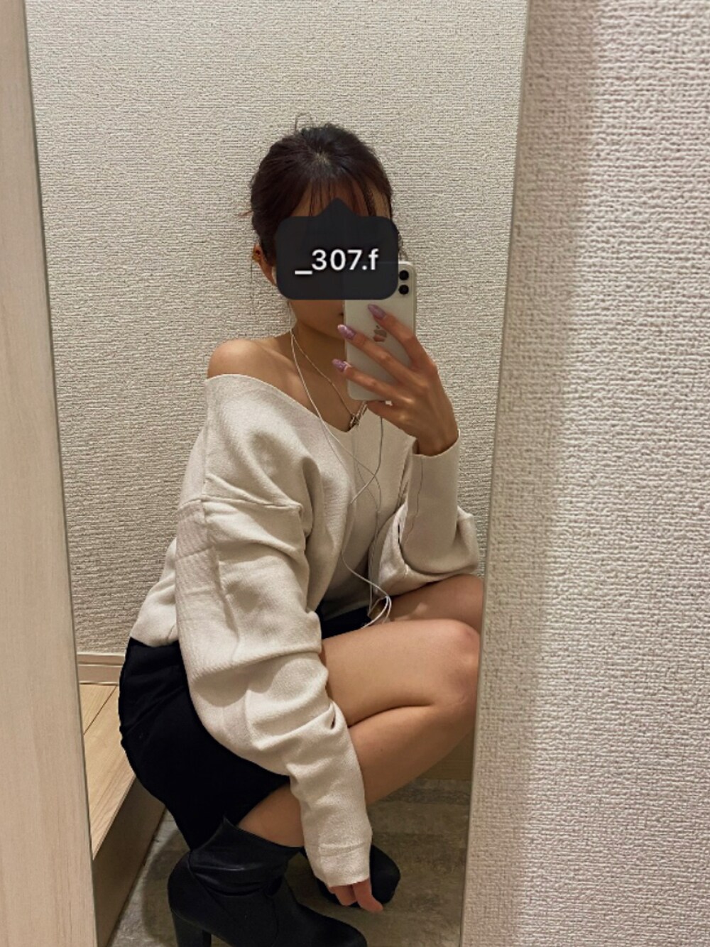 「オトナカジュアル、今日のコーデ、GYDA、シンプル、モノトーン、オフショル、秋冬コーデ、デート、ショートブーツ、大人コーデ」｜「GYDAのオフショルマトンスリーブニット TOPS（ニット/セーター、ホワイト系）」を使った、𝐌𝐈𝐒𝐀𝐊𝐈さん（レディース・156cm）の秋コーディネートの1枚目の写真