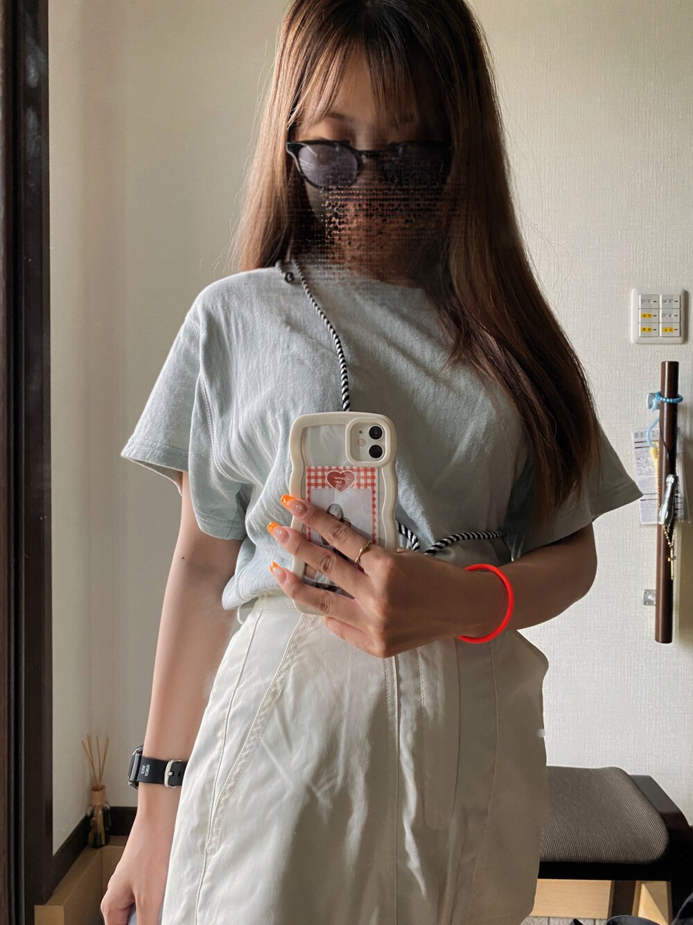 「夏コーデ、ホワイトコーデ、アメリカンホリック、searoomlynn、カジュアル、シンプル、サングラス、Tシャツ、ドロストパンツ、カーゴパンツ、おしゃれさんと繋がりたい、Tシャツコーデ、ブルー、淡色コーデ、outfit」｜「AMERICAN HOLICのドローコードベイカーイージーパンツ（カーゴパンツ、ホワイト系）」を使った、𝐌𝐈𝐒𝐀𝐊𝐈さん（レディース・156cm）の夏コーディネートの1枚目の写真