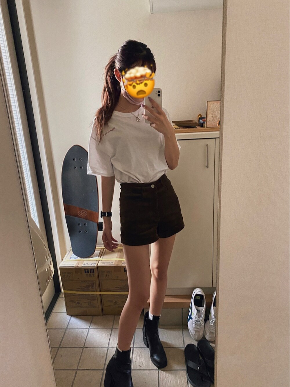 「秋コーデ、Juemi、H&M、ショートブーツ、ショートパンツ、大人女子、カジュアルコーデ、ロゴT、Tシャツ、秋先取りコーデ」｜「JUEMIのアイテム（その他パンツ、ブラウン系）」を使った、𝐌𝐈𝐒𝐀𝐊𝐈さん（レディース・156cm）の秋コーディネートの1枚目の写真
