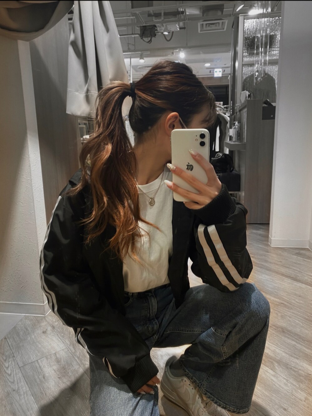 「今日のコーデ、モノトーン、Juemi、GYDA、SPIRALGIRL、おしゃれさんと繋がりたい、秋コーデ、デニムコーデ、スポーツミックス、NIKE」｜「GYDAのラインショートブルゾン（ブルゾン、ブラック系）」を使った、𝐌𝐈𝐒𝐀𝐊𝐈さん（レディース・156cm）の秋コーディネートの1枚目の写真