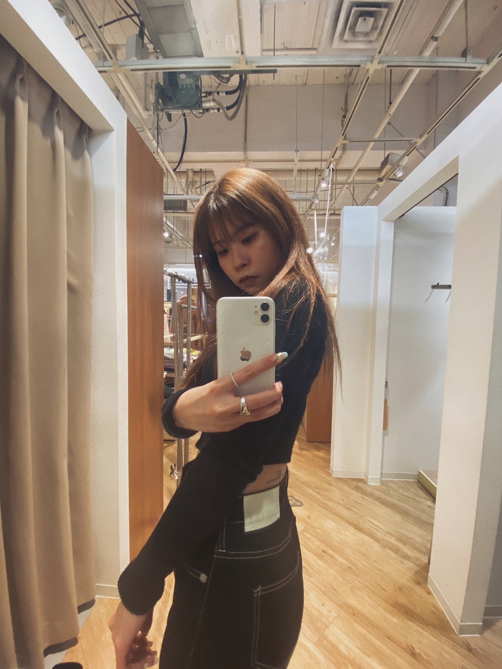 「オールブラック、シンプル、ワントーンコーデ、韓国ファッション、blondy、GYDA、モノトーン、秋冬コーデ、スキニー、ヘソだし」｜「BLONDEYのスクエアネックリブカットソー（Tシャツ/カットソー、ブラック系）」を使った、𝐌𝐈𝐒𝐀𝐊𝐈さん（レディース・156cm）の冬コーディネートの1枚目の写真