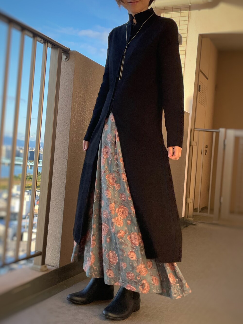 「秋のコーデ、モノトーン、ニットトップス、花柄スカート、ブーツ、ロングカーディガン」｜「AmeriのHALF OPEN LONG TOP（ニット/セーター、ブラック系）」を使った、ゆうゆうさん（レディース・153cm）の秋コーディネートの1枚目の写真