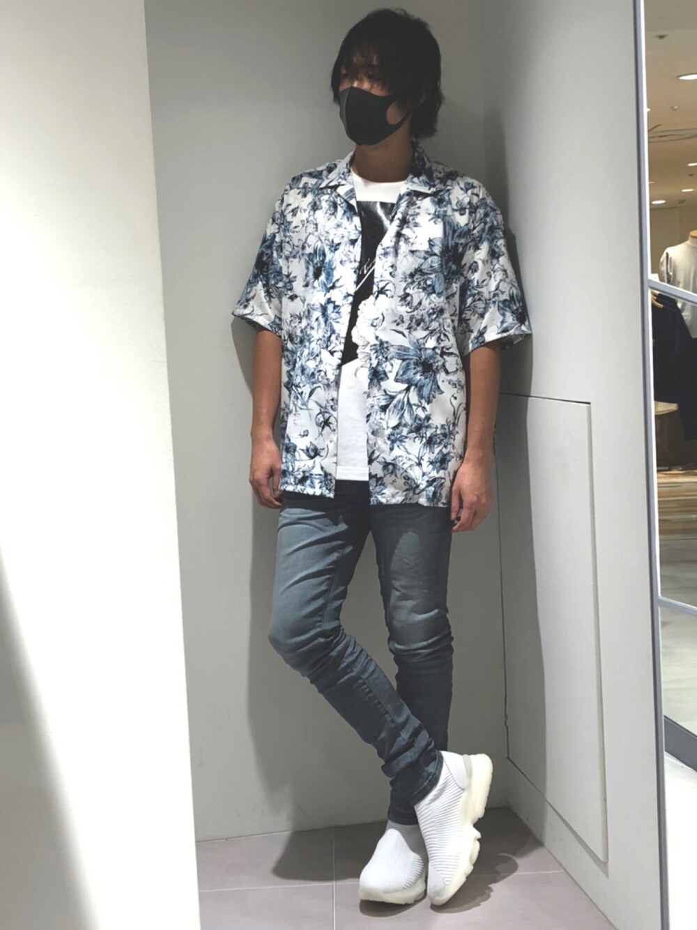 「リラックススタイル、オトナカジュアル、スニーカー、夏、Tシャツ、シャツスタイル、トルネードマート(TORNADO MART)」｜「TORNADO MARTのTORNADO MART∴フラワープリントオープンカラーシャツ（シャツ/ブラウス、ブルー系）」を使った、HIDAKAさん（メンズ・170cm）の夏コーディネートの1枚目の写真