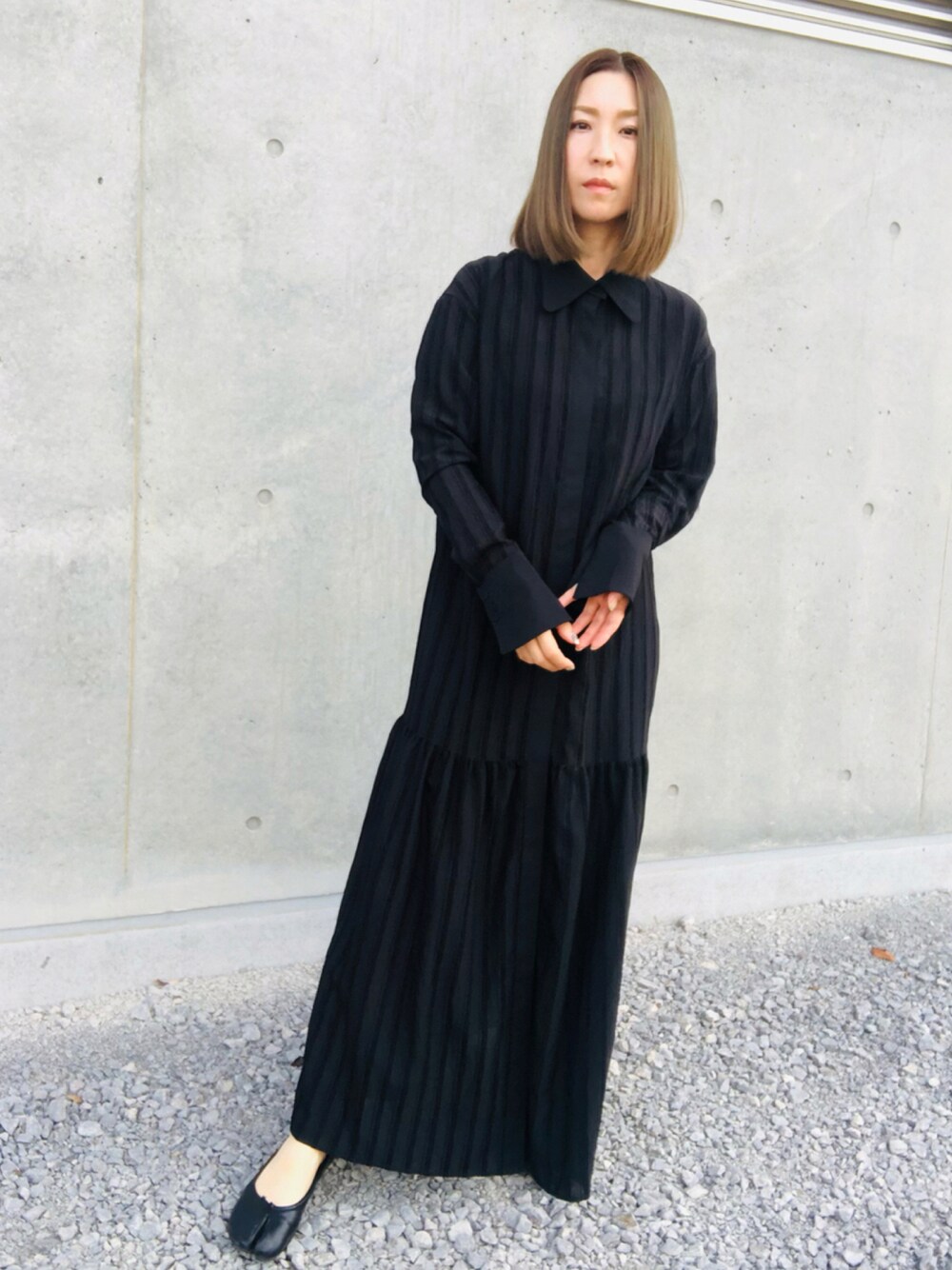 「ワンピース、ブラック、大人カジュアル、シンプルコーデ、ゆったりコーデ、カジュアルコーデ、TODAYFUL、アラフォー、秋先取りコーデ、おしゃれさんと繋がりたい」｜「TODAYFULのシアーストライプシャツドレス（ワンピース、ブラック系）」を使った、ボブさん（レディース・159cm）の秋コーディネートの1枚目の写真