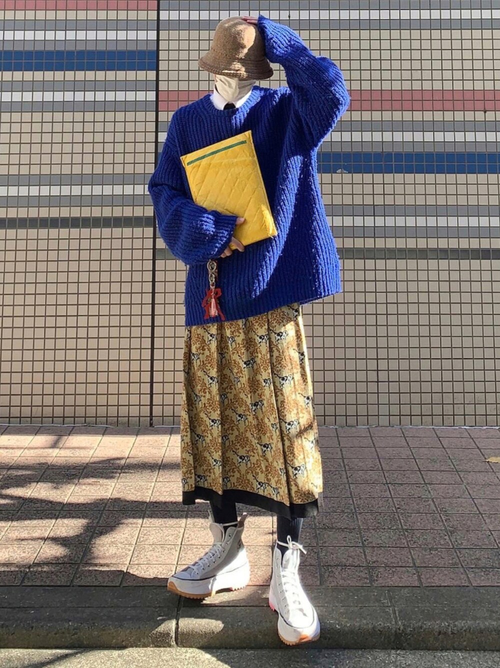 「ニット帽、大人カジュアル、プチプラ、きれいめカジュアル、ootd、ゆるコーデ、秋冬コーデ、ニット/セーター、未来のWEARISTAプロジェクト、GU」｜「GUのアイテム（スカート、イエロー系）」を使った、あまるさん（メンズ・173cm）の秋コーディネートの1枚目の写真
