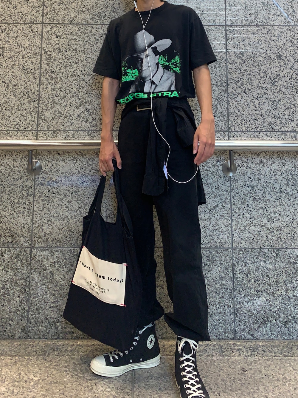 「夏だ！Tシャツ着よう！、シンプル、ラフコーデ、スニーカー、タックイン、ブラック、韓国ファッション、モノトーンコーデ、古着MIX、プチプラコーデ」｜「DEVICEのアイテム（トートバッグ、ブラック系）」を使った、あまるさん（メンズ・173cm）の夏コーディネートの1枚目の写真