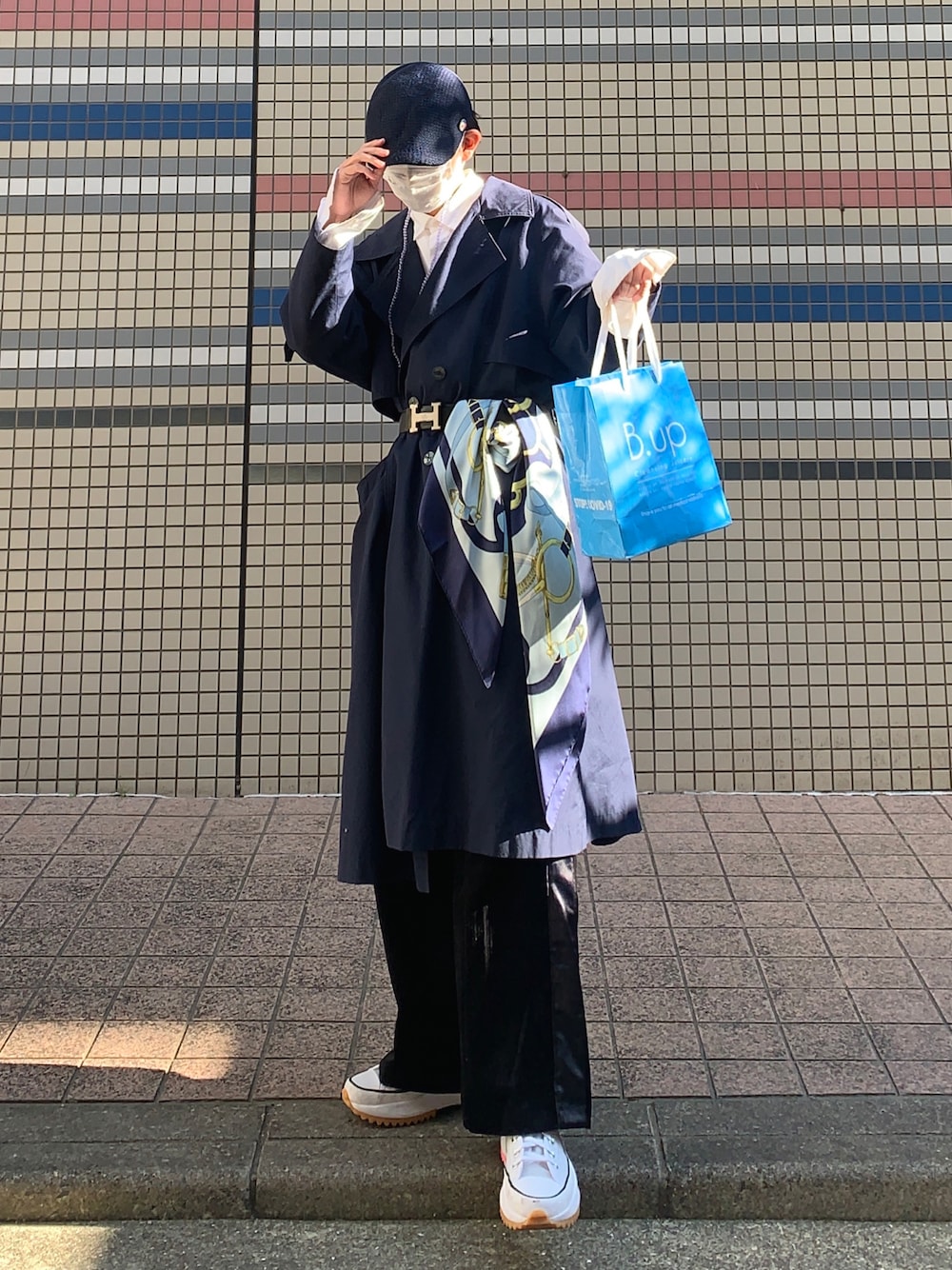 「クリスマスに着たい服、冬のコーデ、休日コーデ、キレイめ、コンバース、おしゃれさんと繋がりたい、ハンチング、スカーフ、スカーフアレンジ」｜「HERMESのアイテム（ストール/ショール、ブルー系）」を使った、あまるさん（メンズ・173cm）の冬コーディネートの1枚目の写真