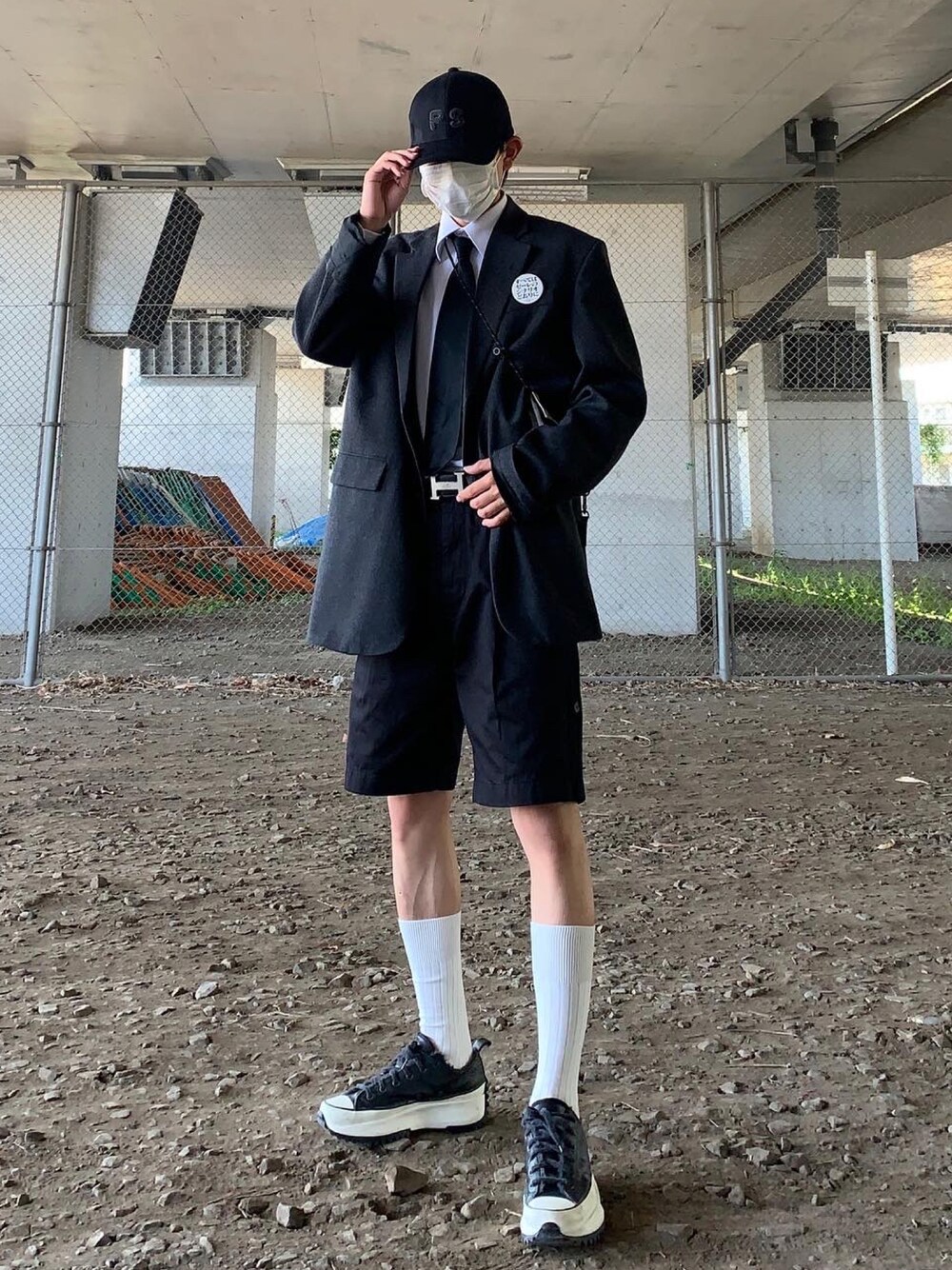 「休日スタイル、韓国ファッション、韓国コーデ、コンバース、converse、モノトーン、モノトーンコーデ」｜「Paul Smithのアイテム（キャップ、ブラック系）」を使った、あまるさん（メンズ・173cm）の春コーディネートの1枚目の写真