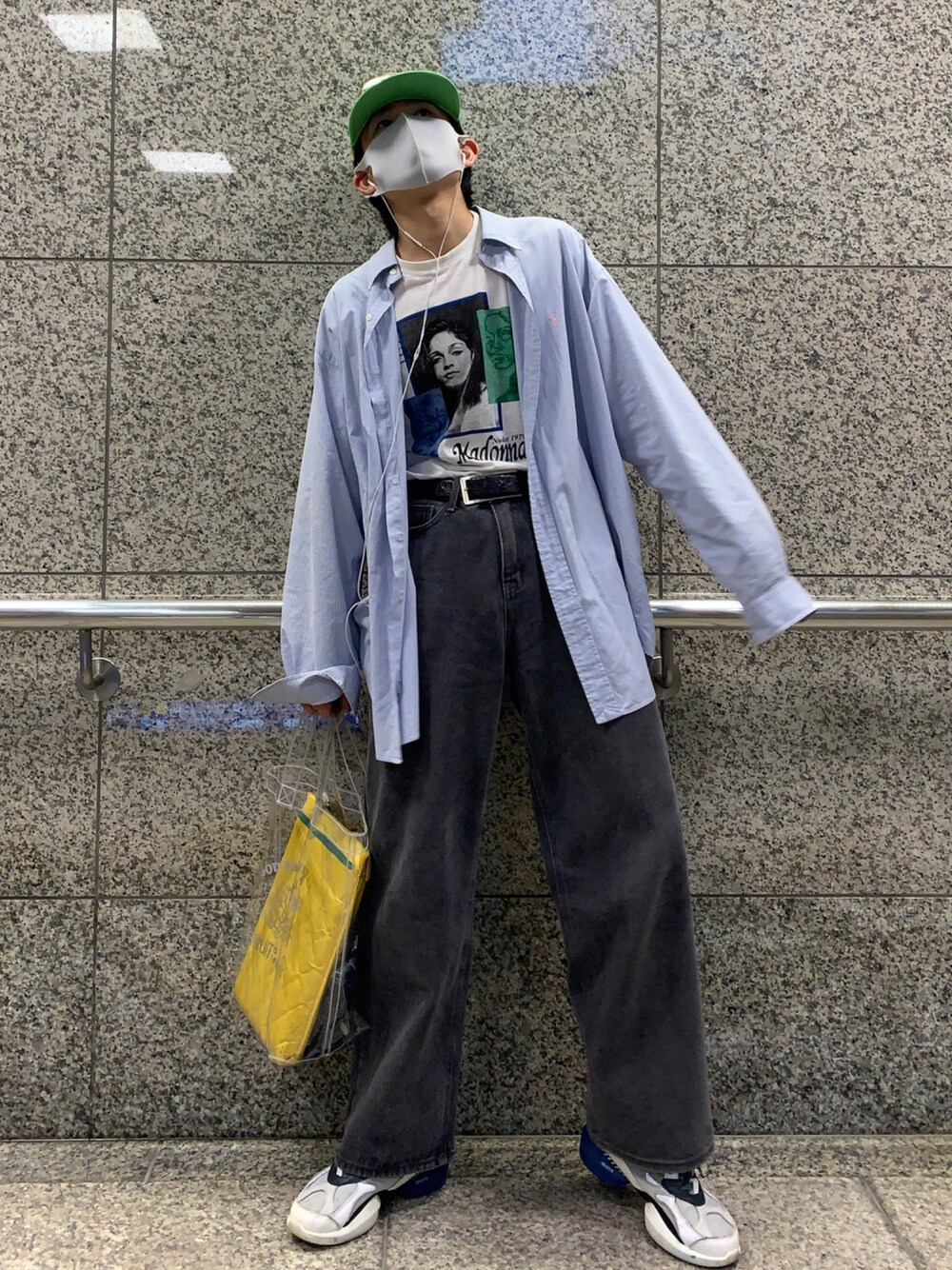 「カジュアルコーデ、ビタミンカラー、古着好きな人と繋がりたい、プリントT、ストリート、夏だ！Tシャツ着よう！、tシャツ」｜「POLO RALPH LAURENのアイテム（シャツ/ブラウス、ブルー系）」を使った、あまるさん（メンズ・173cm）の夏コーディネートの1枚目の写真