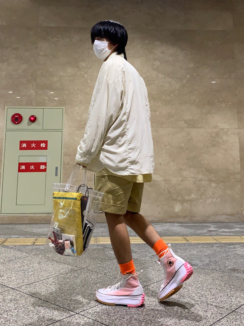 「だから秋服が好き、おしゃれさんと繋がりたい、シンプル、休日スタイル、リラックススタイル、古着コーデ、ストリートコーデ、コンバース、古着MIX、今日のコーデ」｜「CONVERSEのアイテム（スニーカー、ホワイト系）」を使った、あまるさん（メンズ・173cm）の秋コーディネートの1枚目の写真