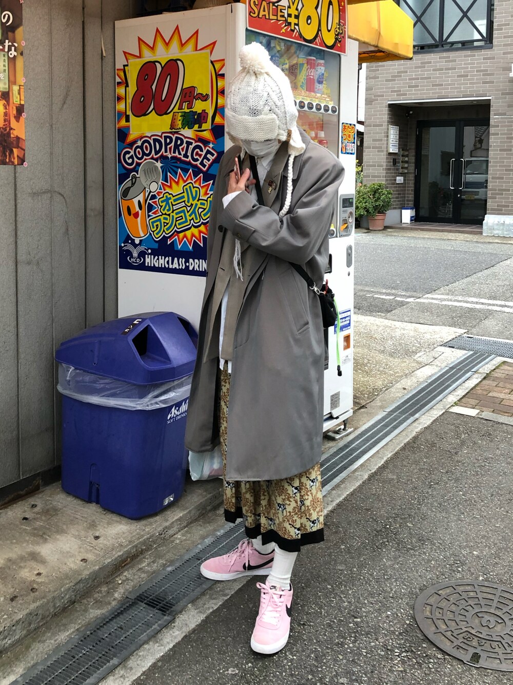 「ゆるコーデ、ファッションの力を信じよう、プチプラコーデ、GU、GUコーデ、マイベストコーデ2021、ロングコート、NIKE、古着好きな人と繋がりたい、大人コーデ」｜「NIKEのアイテム（スニーカー、ピンク系）」を使った、あまるさん（メンズ・173cm）の冬コーディネートの1枚目の写真