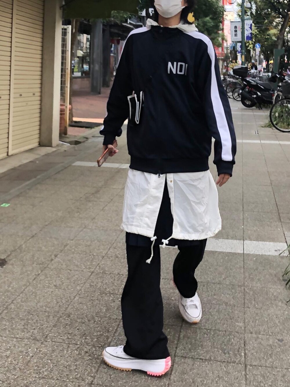「wearhalloween2021、シンプル、秋のコーデ、ゆるコーデ、ジャージ、カジュアルコーデ、スニーカーコーデ、低身長コーデ、古着コーデ、converse」｜「CONVERSEのアイテム（スニーカー、ホワイト系）」を使った、あまるさん（メンズ・173cm）の秋コーディネートの1枚目の写真