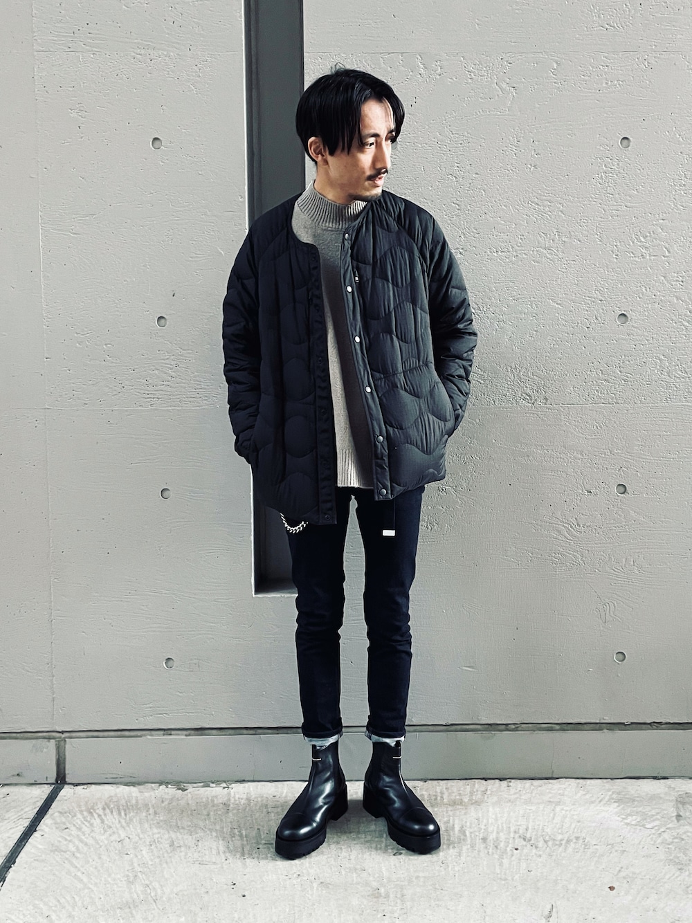 「休日スタイル、シンプル、秋服、オトナカジュアル、オーバーサイズ、キレイめ、UNIQLO、冬アウター」｜「MR.GENTLEMANのSAKIAS 5STICH SIDEGORE BOOTS（ブーツ、ブラック系）」を使った、TSUNAさん（メンズ・174cm）の秋コーディネートの1枚目の写真