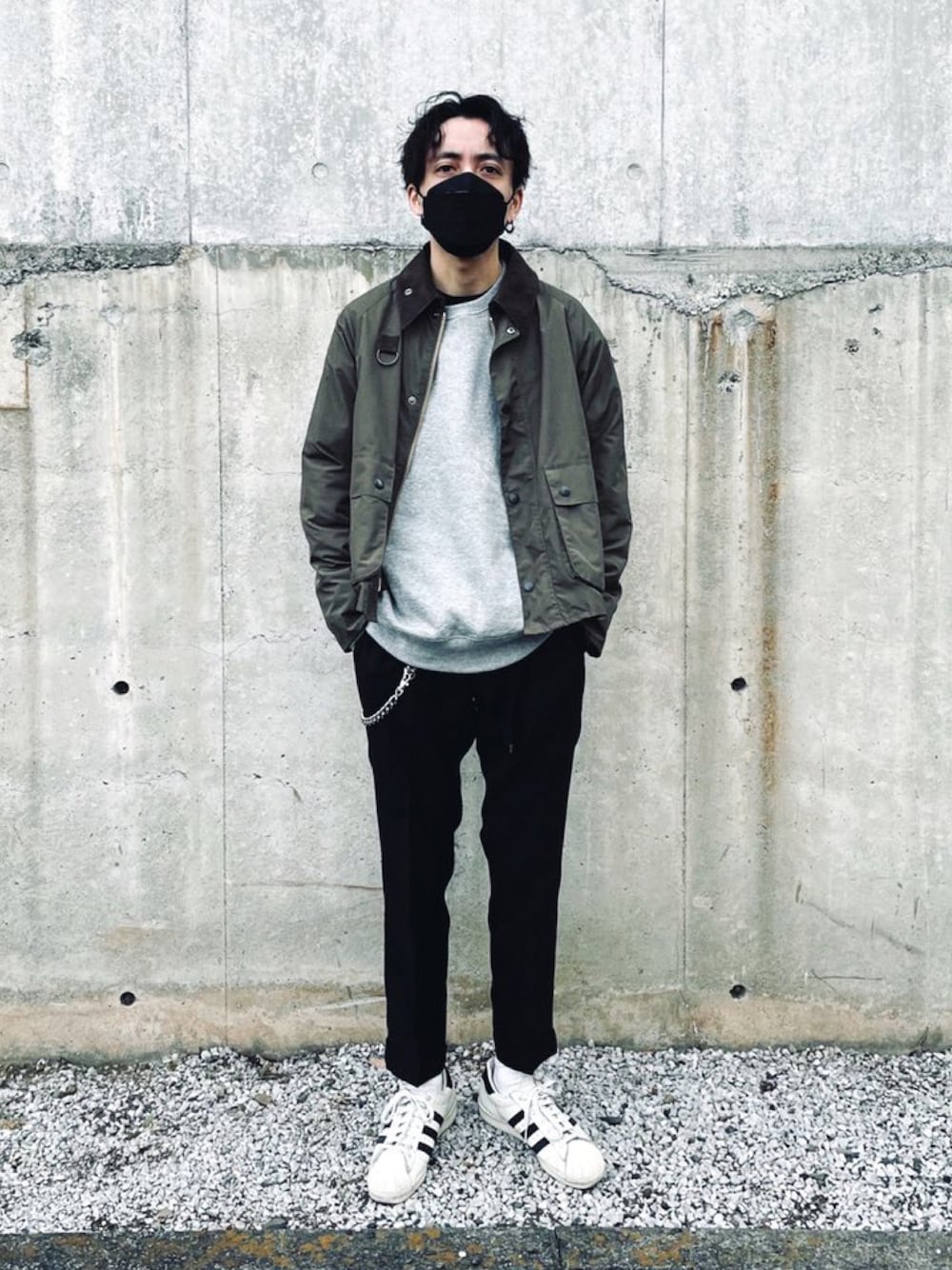 「ゆるコーデ、オトナカジュアル、ワントーンコーデ、ワイドパンツ、きれいめカジュアル、ストリート、アースカラー、barbour」｜「MR.GENTLEMANのアイテム（アクセサリー、シルバー系）」を使った、TSUNAさん（メンズ・174cm）の冬コーディネートの1枚目の写真