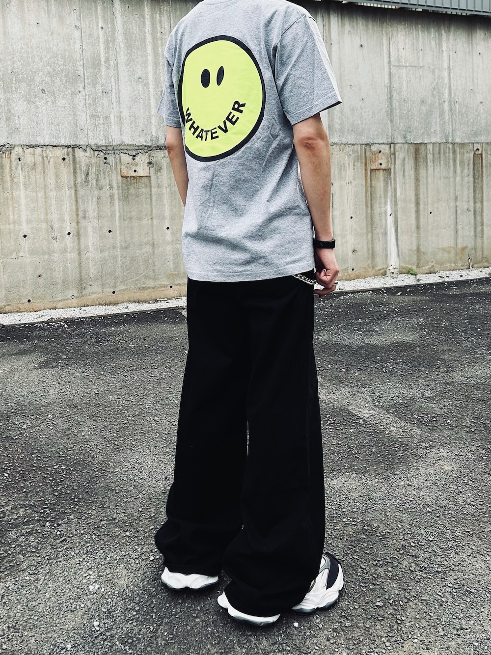 「夏コーデ、フェスコーデ、夏だ！Tシャツ着よう！、シンプルスタイル、大人カジュアル、BALENCIAGA、supreme」｜「CORPUS TOKYOのワイドレングス モッピングデニム（デニムパンツ、ブラック系）」を使った、TSUNAさん（メンズ・174cm）の夏コーディネートの1枚目の写真