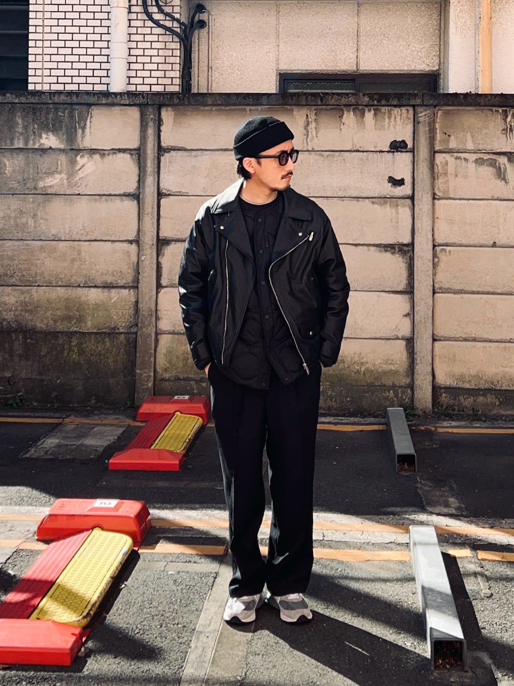 「NEW BALANCEのアイテム（スニーカー、グレー系）」を使った、TSUNAさん（メンズ・174cm）の冬コーディネートの1枚目の写真