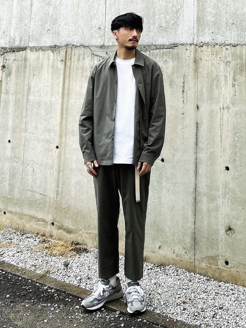 「春、きれいめカジュアル、オトナカジュアル、シンプル、春コーデ、スポーツミックス、休日コーデ、スニーカー、New Balance」｜「NEW BALANCEのアイテム（スニーカー、グレー系）」を使った、TSUNAさん（メンズ・174cm）の春コーディネートの1枚目の写真