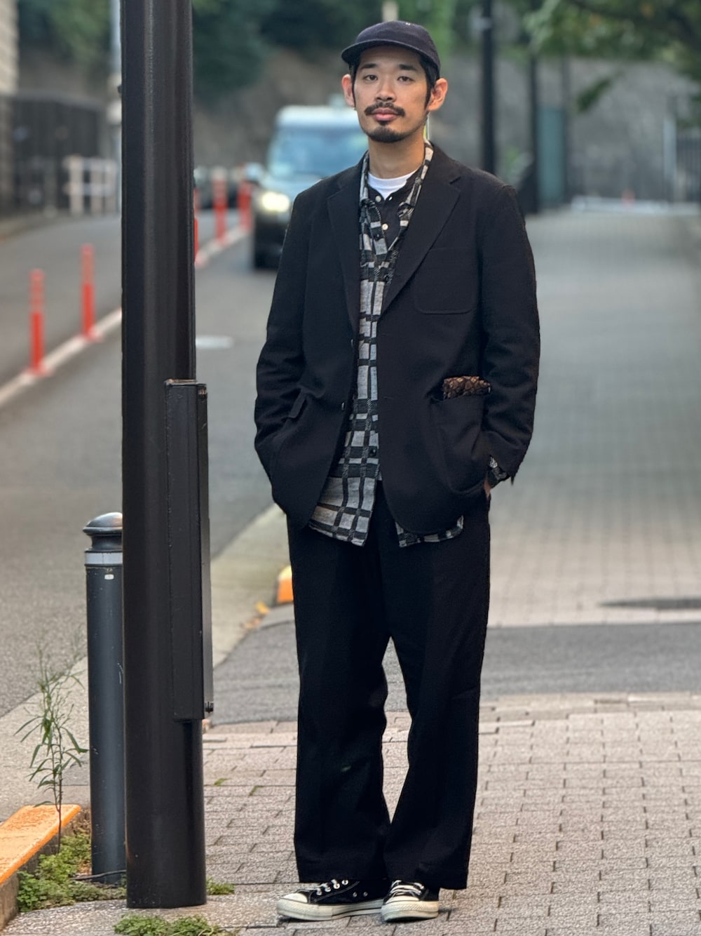 「古着MIX、大人カジュアル、beams plus、ENGINEERED GARMENTS、KAPTAIN SUNSHINE、converse、vintage、セットアップ、モノトーン」｜「BEAMS PLUSのミリタリー サージ 3ボタン ジャケット ボックス フィット（テーラードジャケット、ブルー系）」を使った、Naoki_Sakumaさん（メンズ・178cm）の秋コーディネートの1枚目の写真