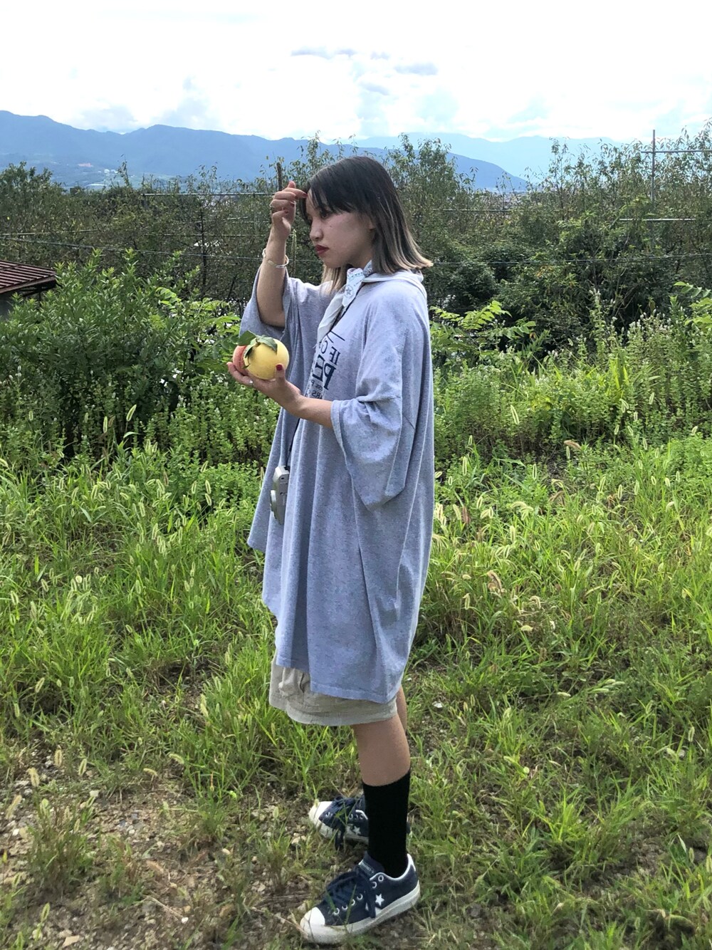 「古着、Tシャツ、カーゴショーツ、オーバーサイズ、バンダナ、converse skateboarding、converse」｜「usedのアイテム（ファッション雑貨、ホワイト系）」を使った、tonechiさん（レディース・154cm）の秋コーディネートの1枚目の写真