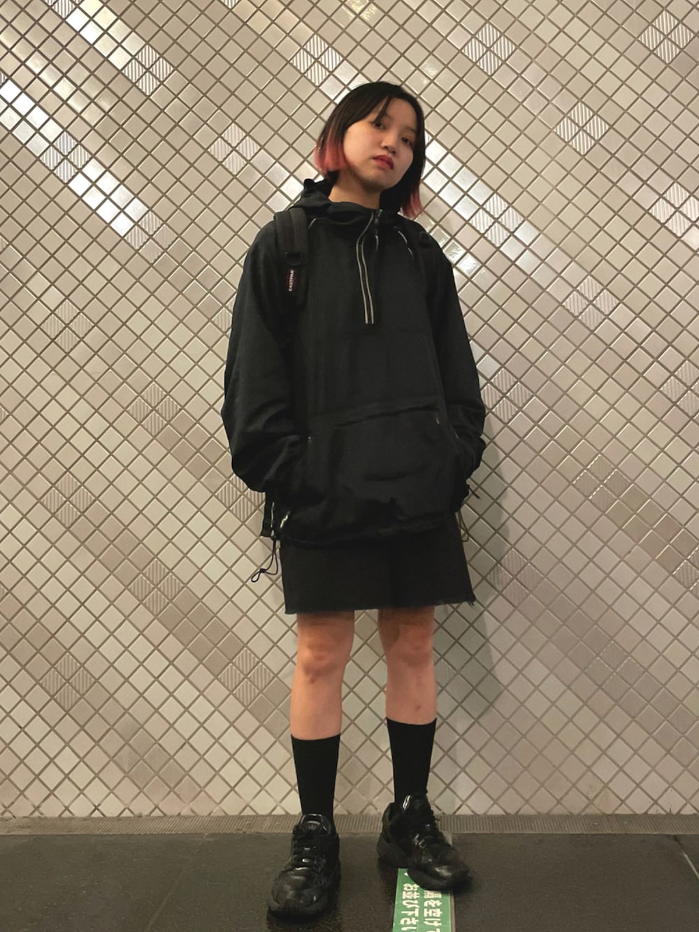 「PIKO、Dickies、adidas、アノラックパーカー、ハーフパンツ、カットオフ、スニーカー、古着、スポーティ、メンズライク、オールブラック」｜「Pikoのアイテム（その他トップス、ブラック系）」を使った、tonechiさん（レディース・154cm）の秋コーディネートの1枚目の写真