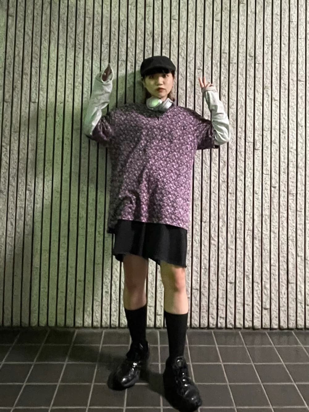 「stussy、Dickies、BOSE、adidas、ハンチング、Tシャツ、ロンT、スカル、総柄、ハーフパンツ、カットオフ、スニーカー、低身長コーデ、ヘッドホン、古着」｜「usedのアイテム（ハンチング/ベレー帽、ブラック系）」を使った、tonechiさん（レディース・154cm）の秋コーディネートの1枚目の写真