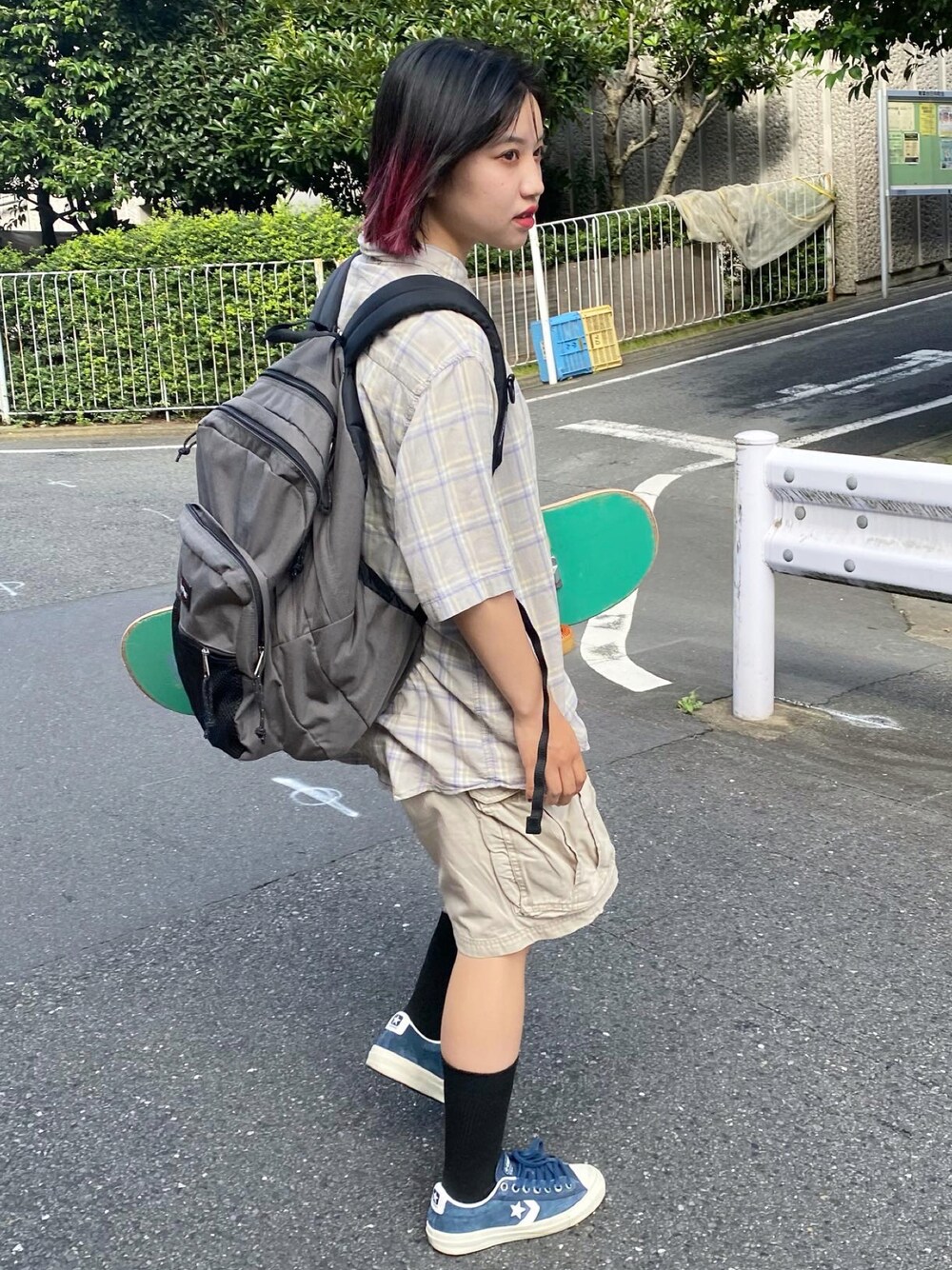 「stussy、EASTPAK、converse skateboarding、converse、シャツスタイル、カーゴパンツ、スニーカー、古着、メンズライク」｜「EASTPAKのアイテム（バックパック/リュック、グレー系）」を使った、tonechiさん（レディース・154cm）の秋コーディネートの1枚目の写真