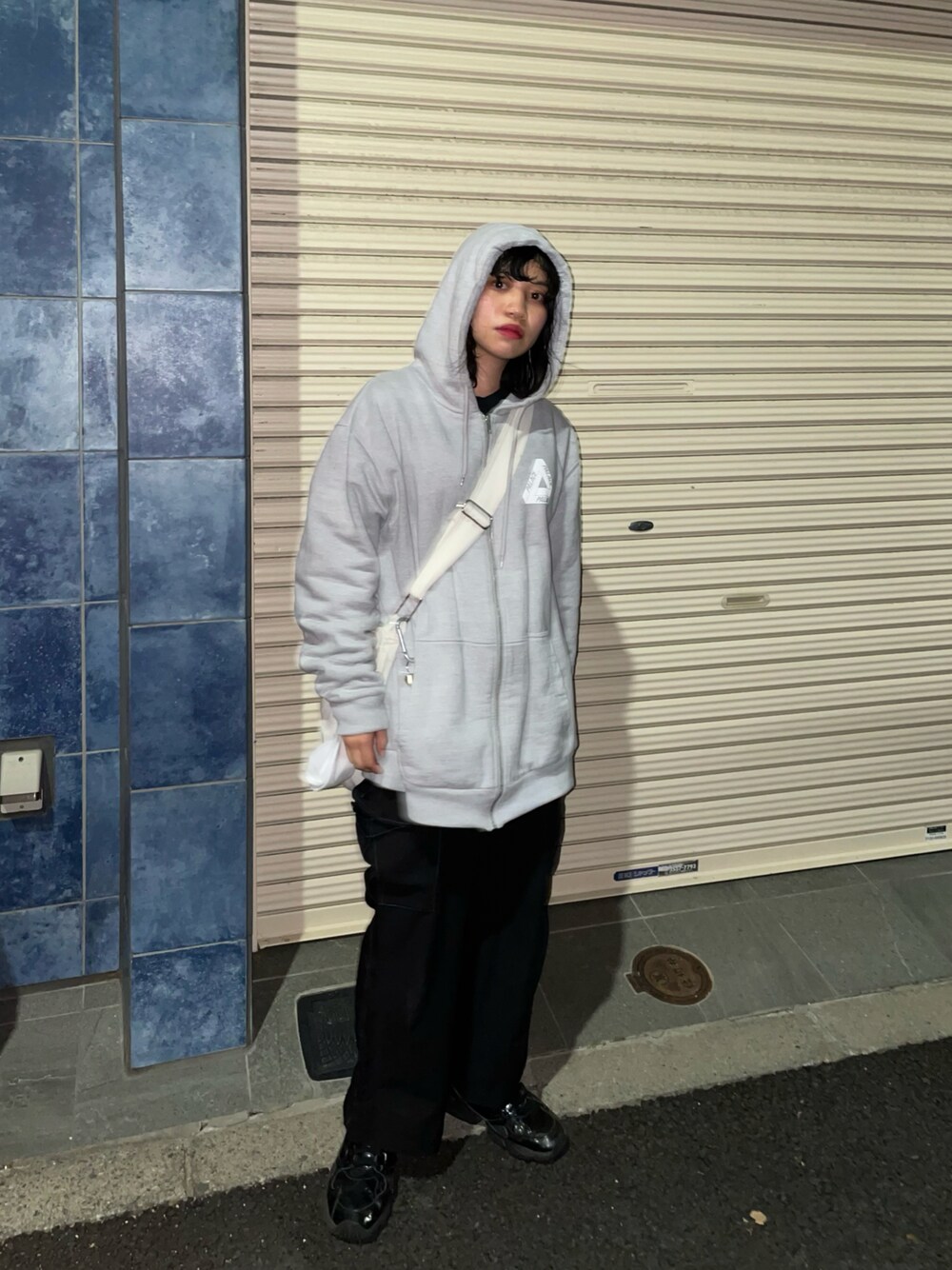 「palace、adidas、古着、パーカー」｜「PALACEのアイテム（パーカー、グレー系）」を使った、tonechiさん（レディース・154cm）の秋コーディネートの1枚目の写真
