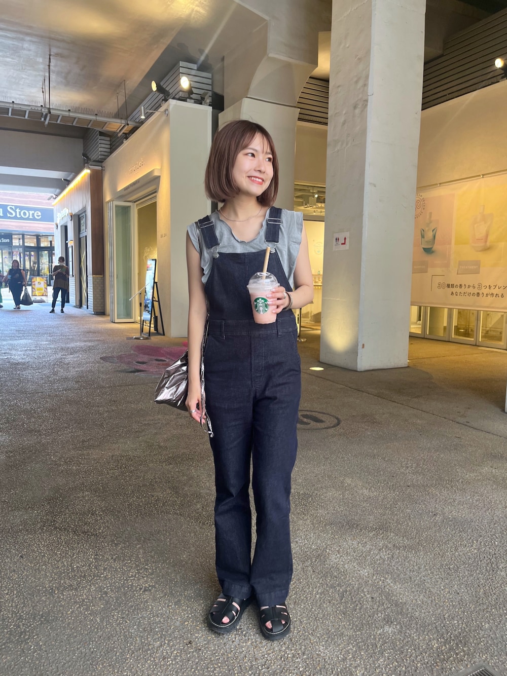 「お出かけコーデ、パンツコーデ、大人カジュアル、休日スタイル、骨格ウェーブ、大人かわいい、オールインワン、サロペット、タンクトップ、低身長コーデ、デニムコーデ、お洒落さんとつながりたい、夏服コーデ、オトナ女子、アパレルスタッフ」｜「mlineの[mline] WEB限定 レースアップサロペット（サロペット/オーバーオール、ブルー系）」を使った、chihiroさん（レディース・154cm）の夏コーディネートの1枚目の写真