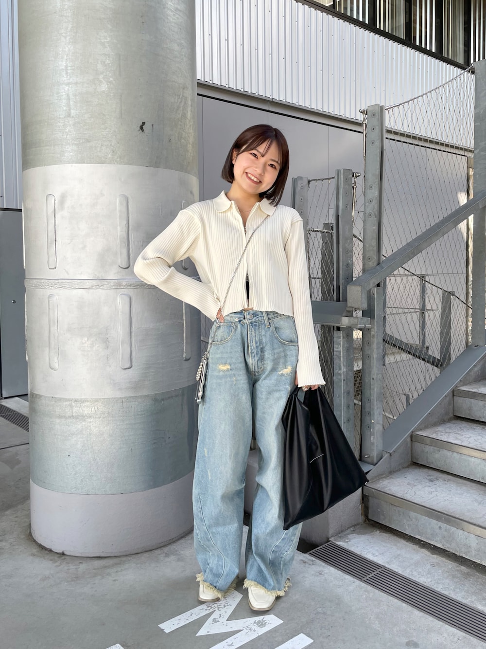 お揃いデニムコーデ（ダフフレ） デニム×スニーカースタイル。ノルディックセータで彩りを