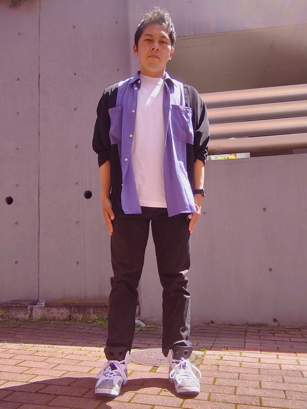 ブルー系のデニムパンツ、ホワイト系のスニーカー、パープル系のシャツ/ブラウスを着用したメンズの春コーディネートの1枚目の写真
