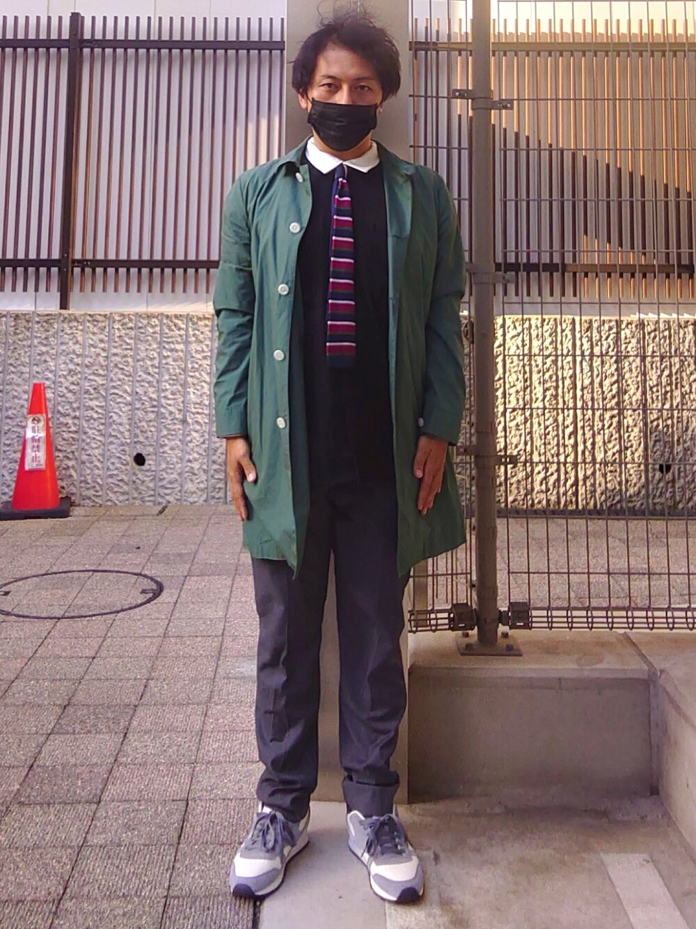 「今日のコーデ、カジュアル、クレリックシャツ、スラックス、reebok、ステンカラーコート、靴が浮いてる、ニットタイ、短い、服好きな人と繋がりたい」｜「SENSE OF PLACE by URBAN RESEARCHの『イージーケア』ウールライクキモウストレートパンツ（スラックス、グレー系）」を使った、はらでぃさん（メンズ・172cm）の春コーディネートの1枚目の写真