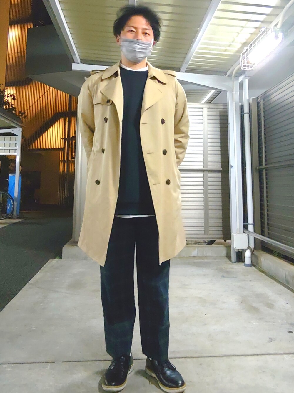 ブラック系のドレスシューズ、その他のパンツ、ベージュ系のトレンチコートを着用したメンズの春コーディネートの1枚目の写真