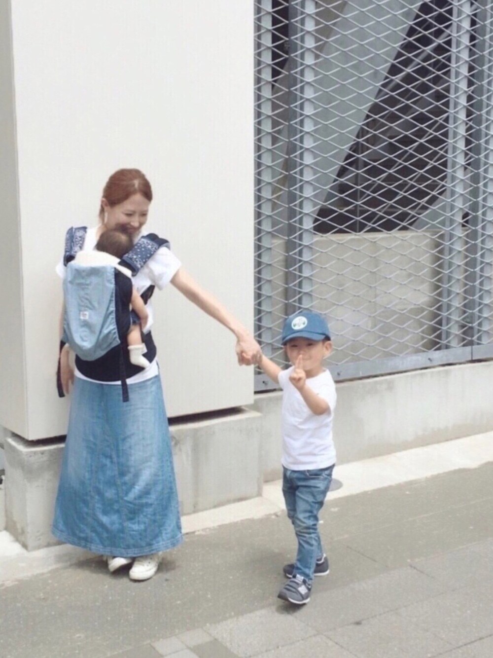「シンプル、kids、キッズコーデ、親子コーデ、白Tシャツ、リンクコーデ、保育園、保育園コーデ」｜「petit mainのワッペン付きキャップ（キャップ、ブルー系）」を使った、taaaoさん（キッズ・90cm）の夏コーディネートの1枚目の写真