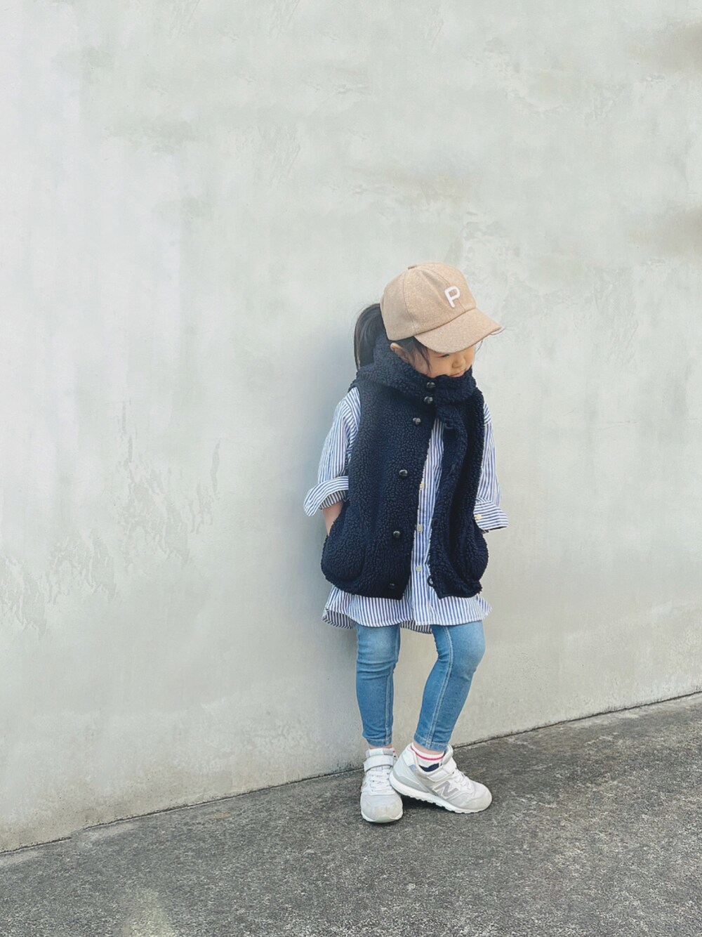 「ビッグシルエット、女の子、ボーイッシュ、メンズライク、ストライプシャツ、シャツワンピ、スキニーデニム、New Balance、保育園、ボアベスト」｜「GYMPHLEXの【Gymphlex】キッズ ボタンパーカーボアベスト（ベスト、ブルー系）」を使った、taaaoさん（キッズ・100cm）の冬コーディネートの1枚目の写真