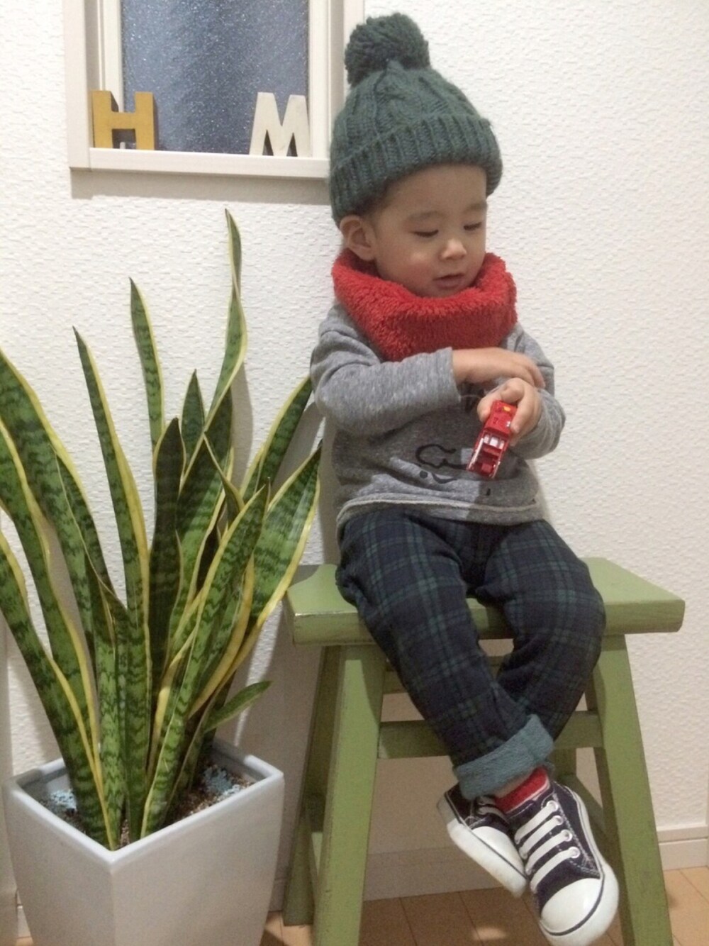 「ニット帽、チェックパンツ、プチプラ、2歳、キッズコーデ、男の子、保育園、保育園コーデ、レッドコーデフェスティバル」｜「Leeのアイテム（ニットキャップ/ビーニー、グリーン系）」を使った、taaaoさん（キッズ・80cm）の冬コーディネートの1枚目の写真