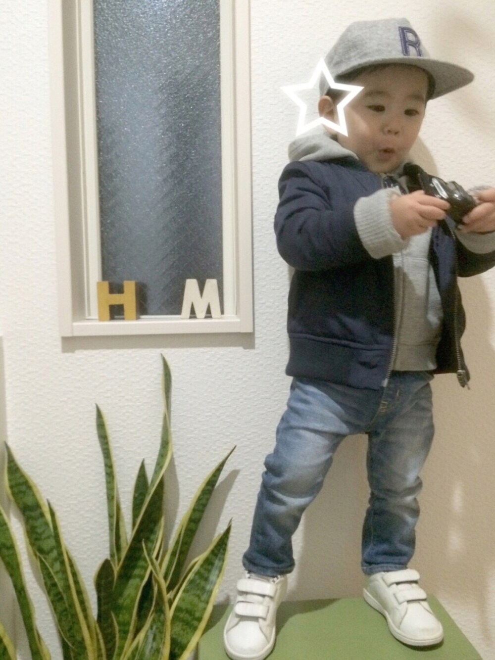 「MA-1、キャップ、パーカー、2歳、キッズコーデ、男の子、スタンスミス、ストライダー」｜「petit mainのアイテム（キャップ、グレー系）」を使った、taaaoさん（キッズ・80cm）の冬コーディネートの1枚目の写真
