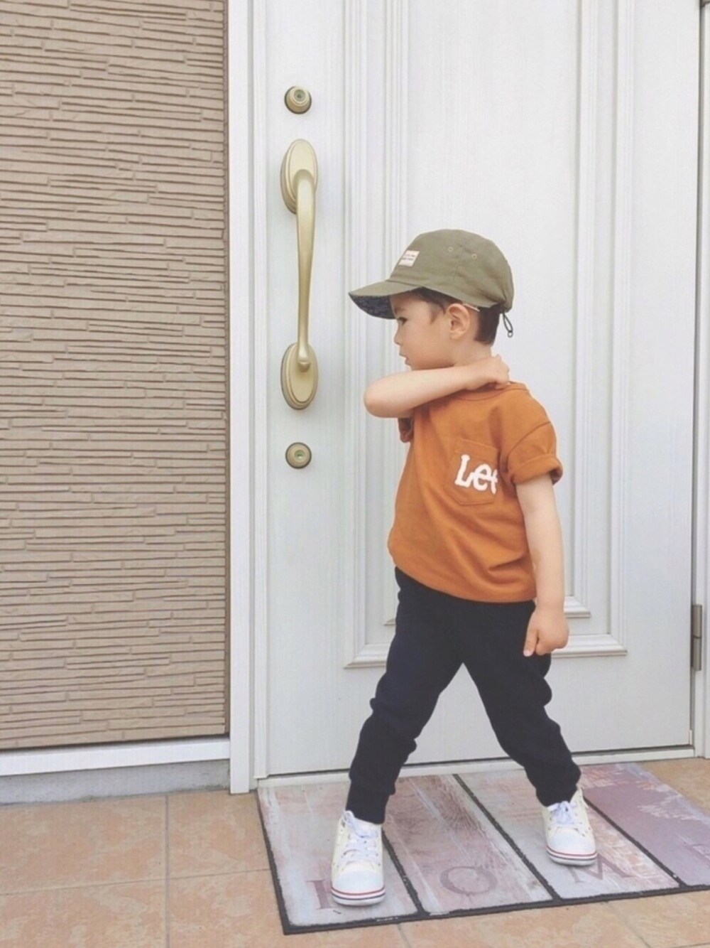 「スウェットパンツ、コンバース、シンプル、kids、ワークキャップ、保育園、キッズファッション、保育園コーデ、3歳男の子」｜「petit mainのワークキャップ（キャップ、グリーン系）」を使った、taaaoさん（キッズ・90cm）の春コーディネートの1枚目の写真