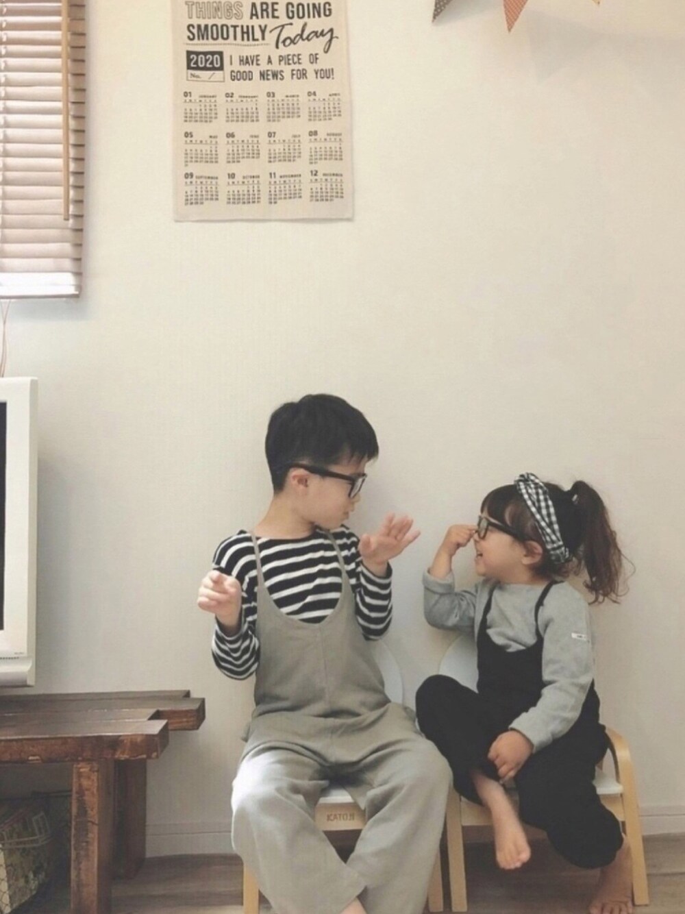 「オーバーオール、ルームウェア、モノトーン、部屋着、プチプラコーデ、伊達眼鏡、兄妹コーデ、部屋撮り、stayhome」｜「antiquaのボーダーフライス綿ロンT（Tシャツ/カットソー、ブラック系）」を使った、taaaoさん（キッズ・90cm）の春コーディネートの1枚目の写真